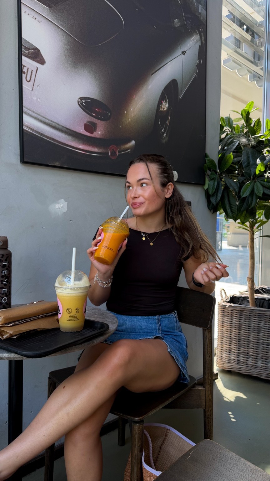 Élodie pendant une pause au café